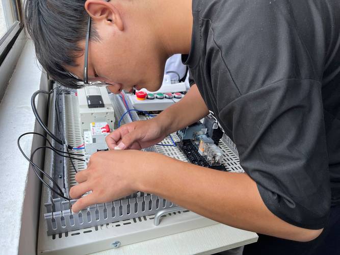 安阳职业技术学院计算机系学生赴基于英特尔技术智能制造试验工厂实训
